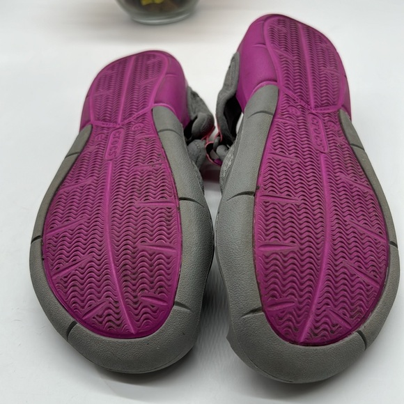 CROCS Gray Pink Sandals Covered Toe Shoes Size 11 CR6912D - Picture 5 of 7